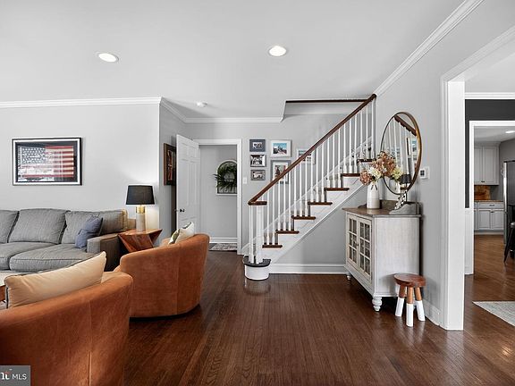 5th image of 323 W Waverly Rd