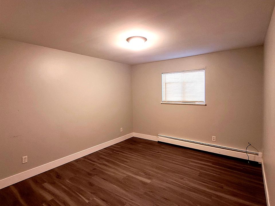 Spacious Bedroom w/ large window