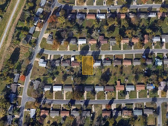 3rd image of 824 E 52nd Pl N