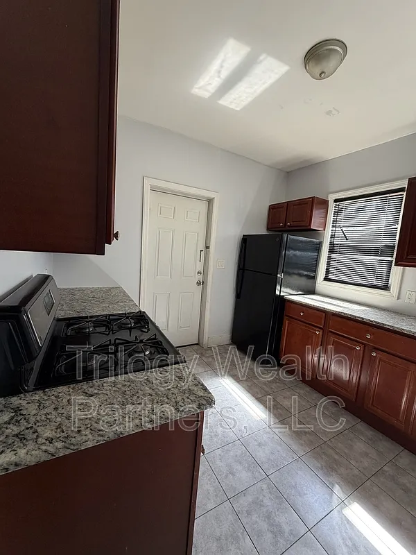 3 bed, 1.0 bath, $2,150 — Photo 2