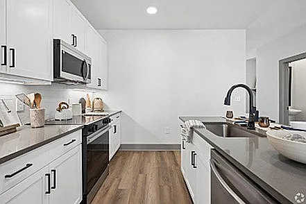 District South Apartments & Townhomes — Photo 3