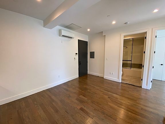 4th image of 1530 Putnam Ave