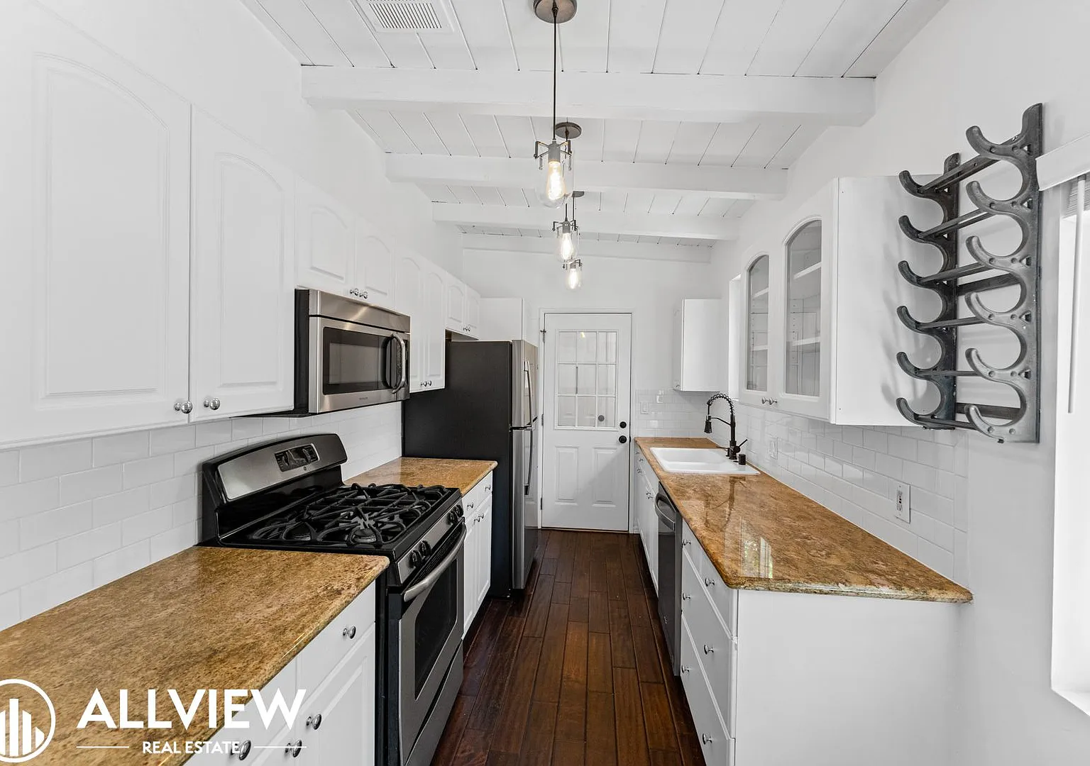 Gorgeous 2 Bed, 2 Bath Front House Available in Eastside! — Photo 4