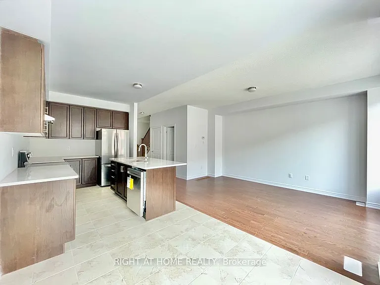 67 Milady Cres — Photo 3
