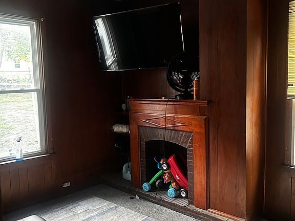 3rd image of 549 E 7th St
