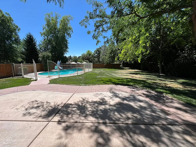 811 E Knoll Ct — Photo 47