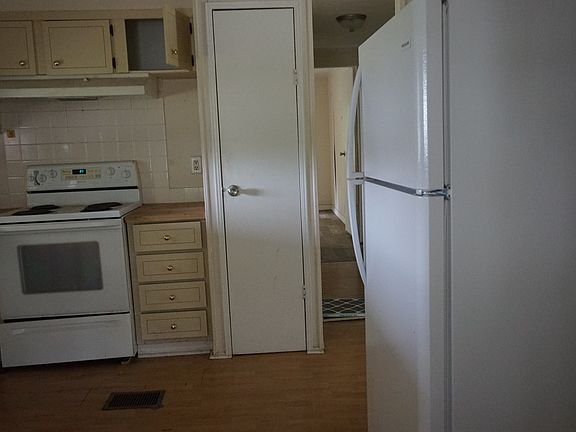 3rd image of 6436 Lakewood Dr #1040