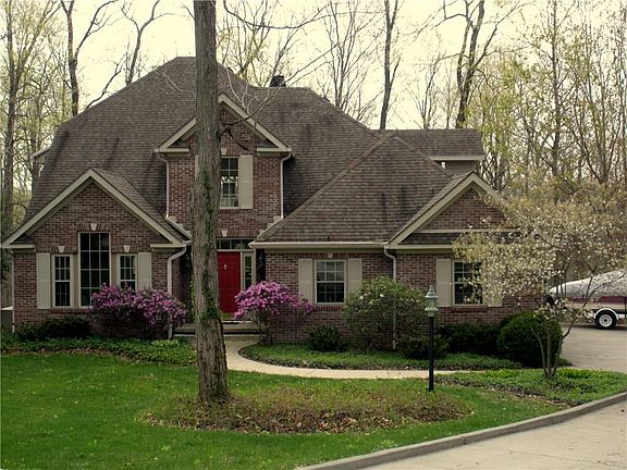 2nd image of 560 N Tulip Ln
