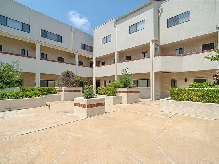 2605 Enfield Rd #110 — Photo 4