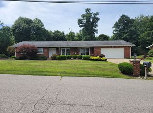 69672 Oxford Dr, Saint Clairsville, OH 43950