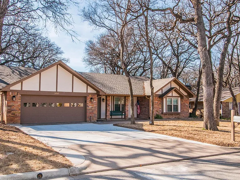 2947 Southridge Dr — Photo 3
