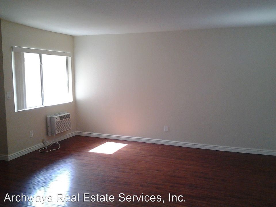 2nd image of 14845 Erwin St APT 4