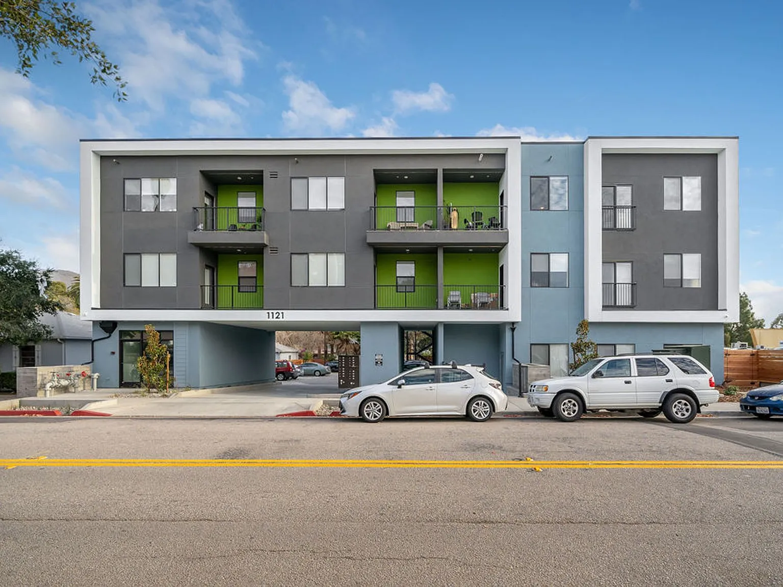 1121 Montalban St — Photo 2