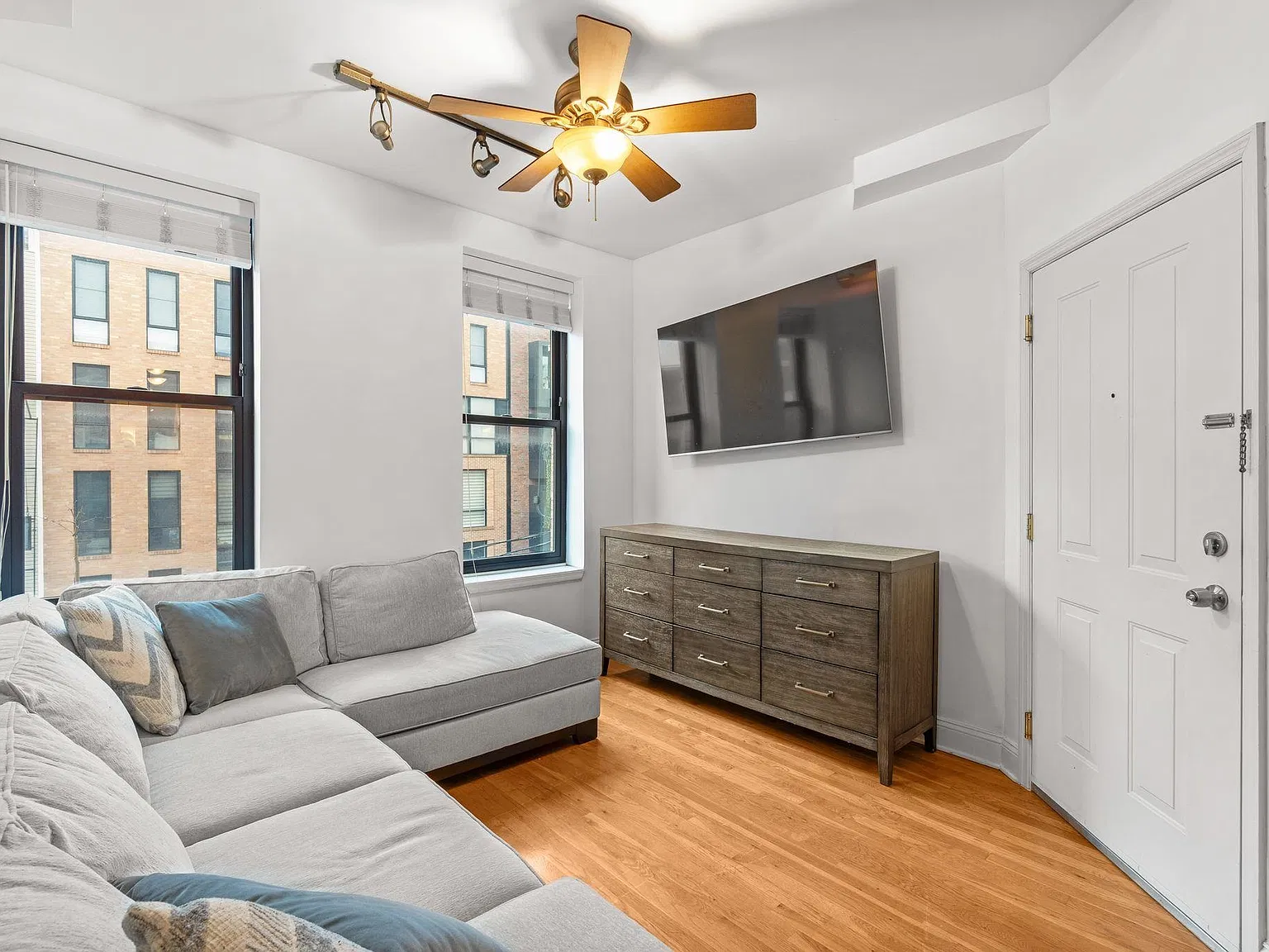 1 bed, 1.0 bath, 700 sqft, $3,300 — Photo 3
