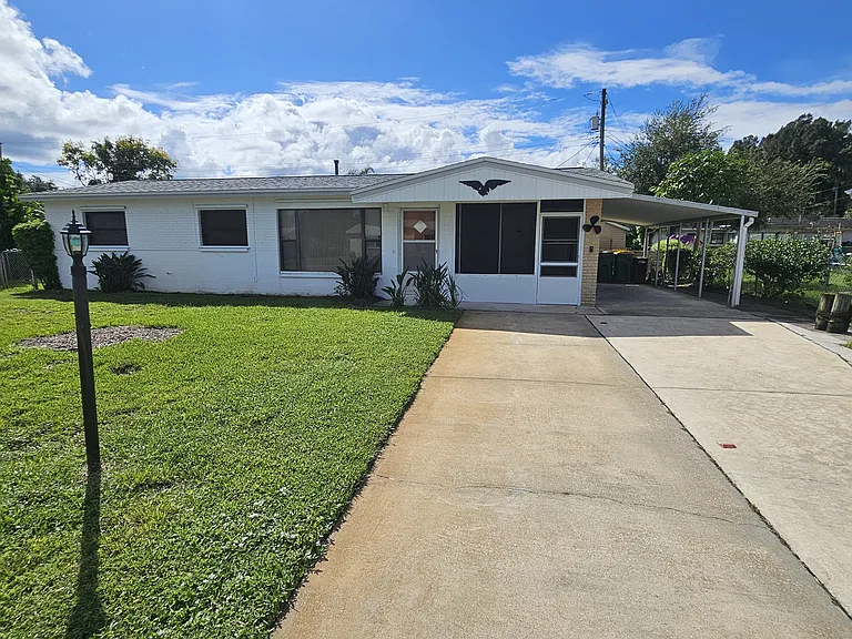 991 Barclay Dr — Photo 2