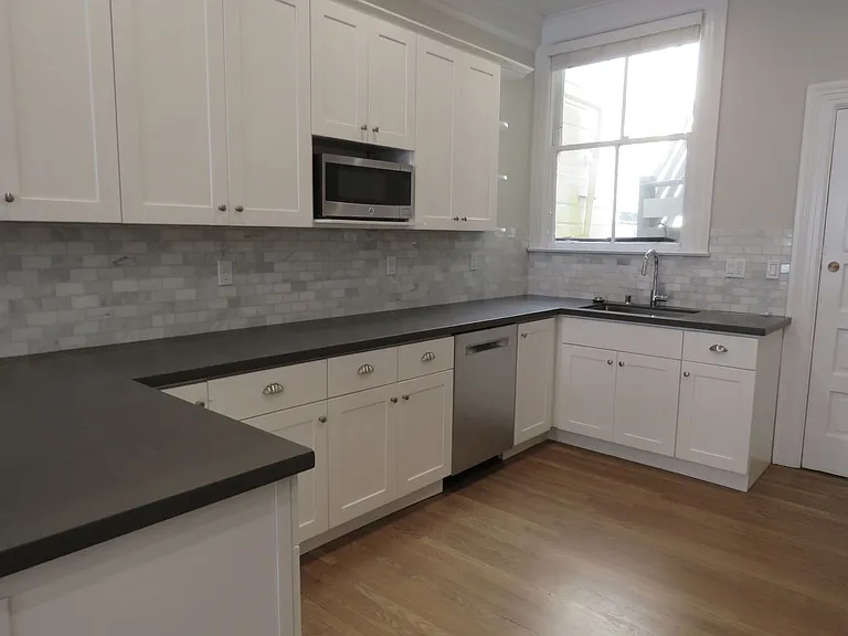 619 Clayton St — Photo 4