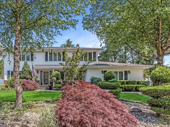 7 Woodstock Place, Lake Grove, NY 11755