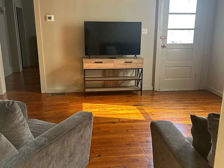 306 W 3rd St — Photo 3