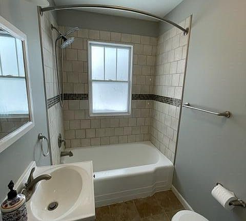 5th image of 4126 Glen St