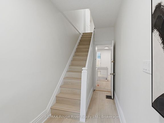 3rd image of 7 Heyworth Cres