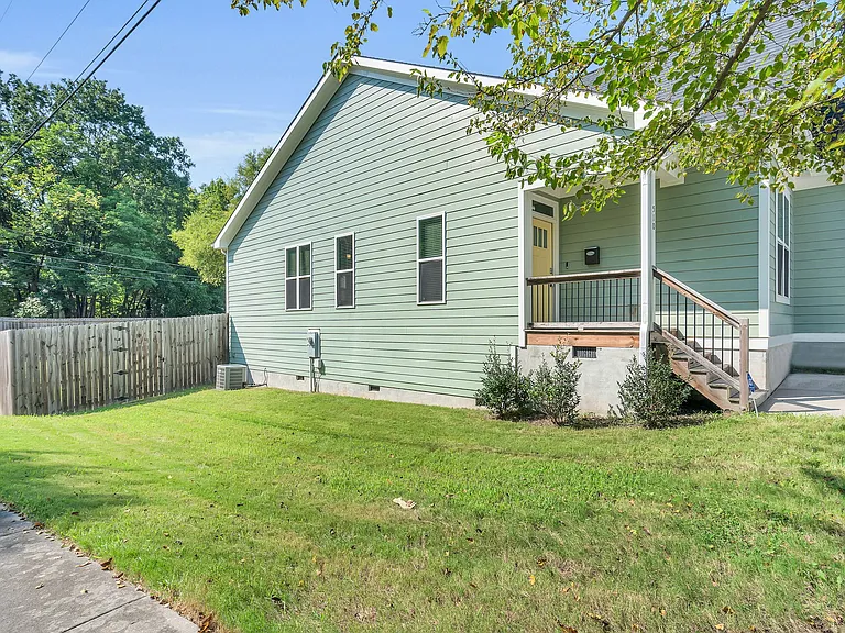 510 Eugene St — Photo 34