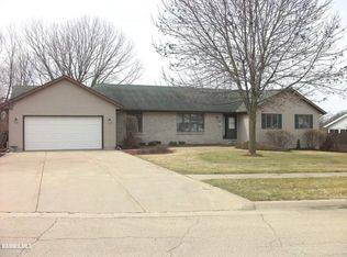1100 Arapaho Dr, Freeport, IL 61032