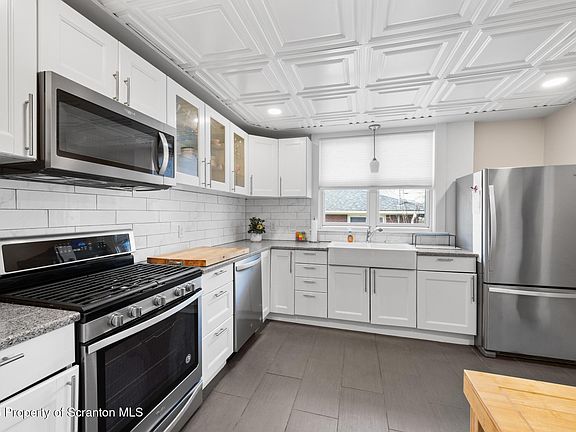 5th image of 1712 Green Ridge St