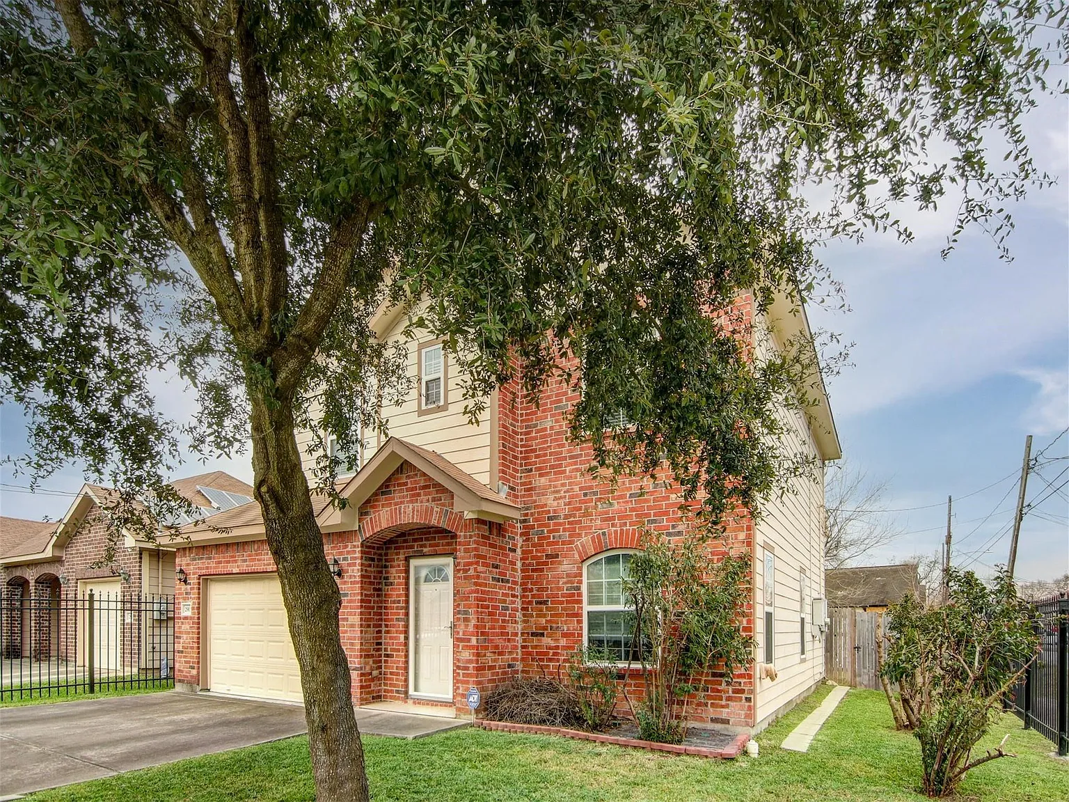 3 bed, 2.5 bath, 1818 sqft, $2,595 — Photo 2
