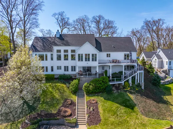 689 Treasure Island Dr, Mattawan, MI 49071