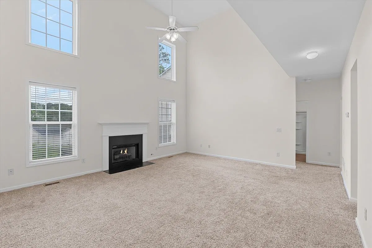 5 bed, 3670 sqft, $3,500 — Photo 4