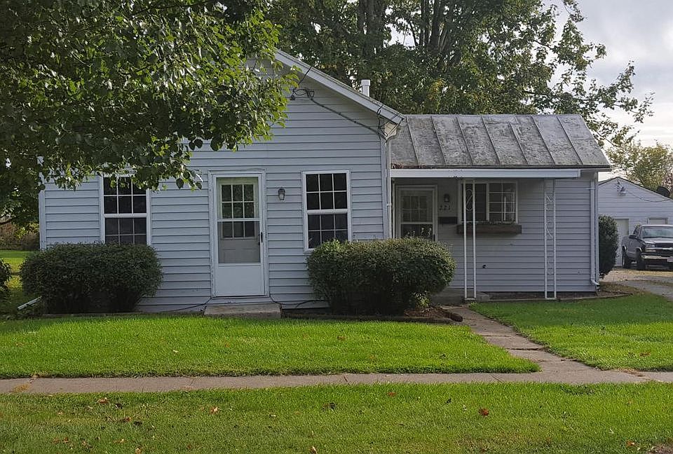 1st image of 221 Nichols St