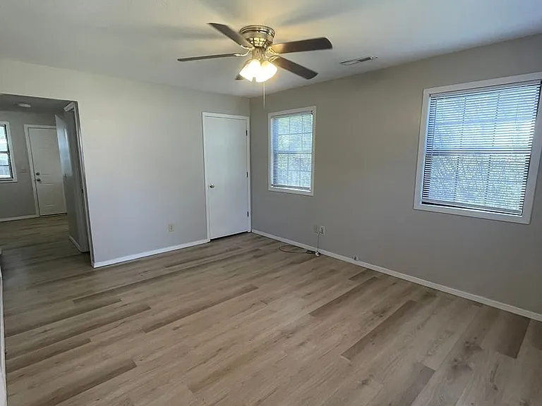 521 N Oak Grove Ave #B — Photo 30