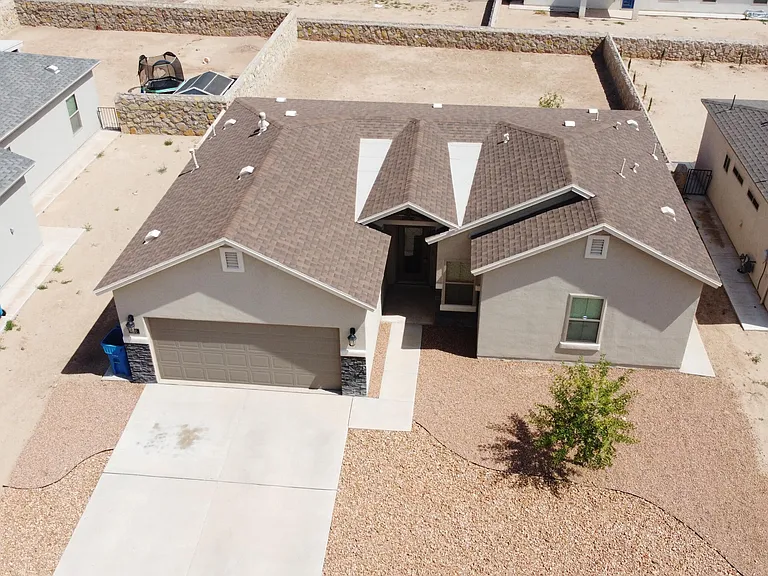 620 Adrian Arellano St W — Photo 11