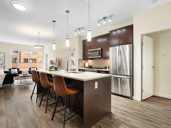 1720 W 10th St SW #209, Calgary, AB T2T 3E8