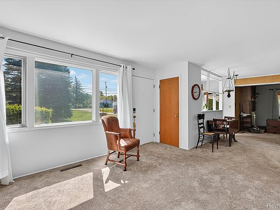 4th image of 2091 N Irish Rd