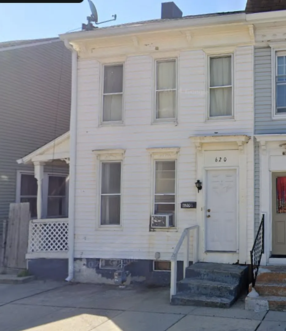 House with Yard and Parking-Video in the Pictures! — Photo 1