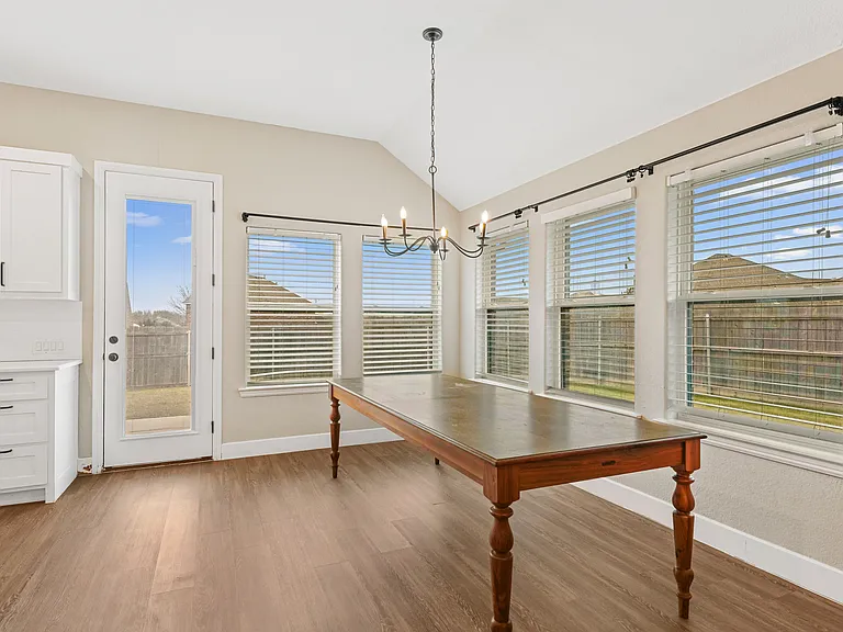 1306 Maverick Ln — Photo 6