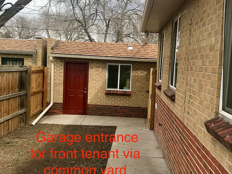 This picture highlights the entrance for front tenant via the common area. To the right is a gate to the 3218 yard.