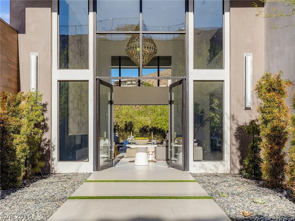5 bed, 4.5 bath, 8476 sqft, $45,000 — Photo 4