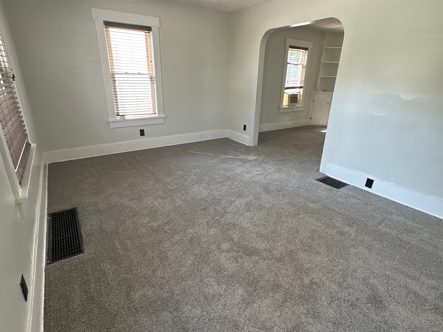 639 Broadway St E — Photo 2