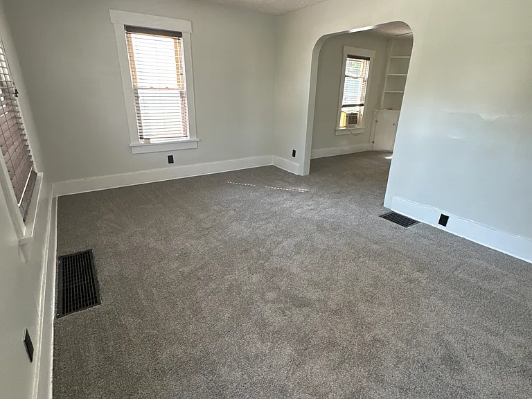 639 Broadway St E — Photo 2