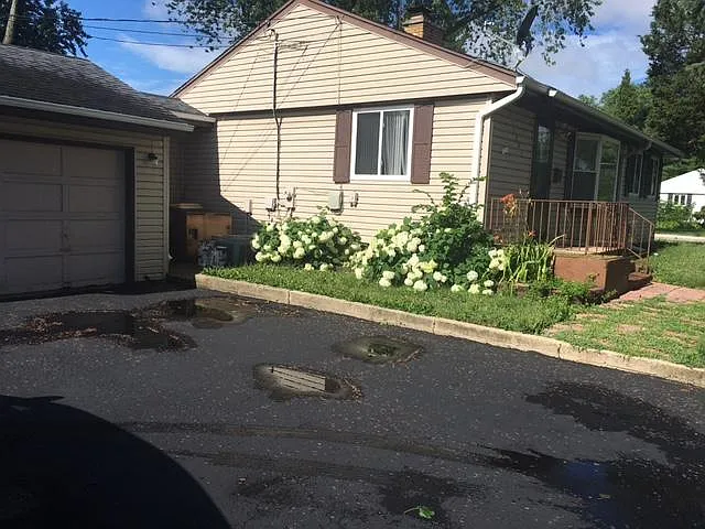 3 bed, 1.5 bath, 1100 sqft, $2,600 — Photo 2