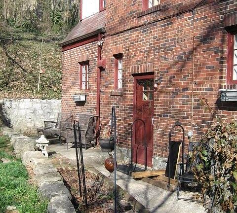 5th image of 836 Shelby St