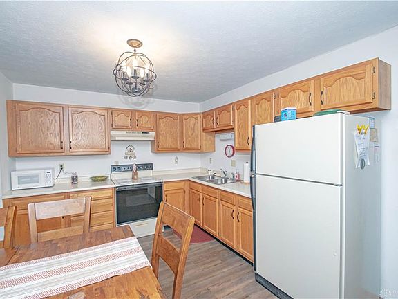 3rd image of 76 Iceland Dr
