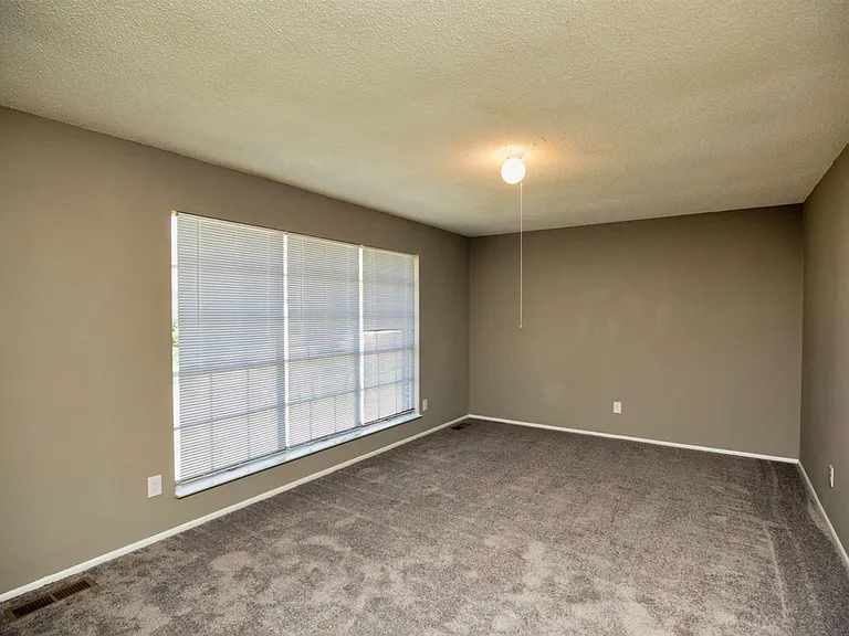 960 Minor Dr — Photo 2