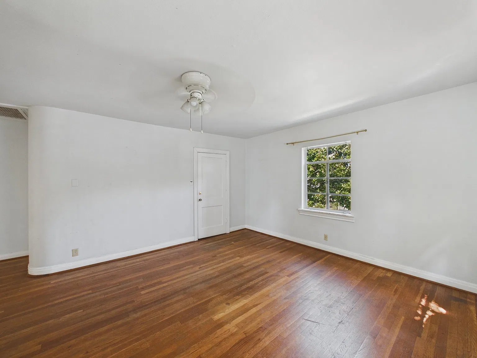 1 bed, 1.0 bath, 843 sqft, $1,200 — Photo 2