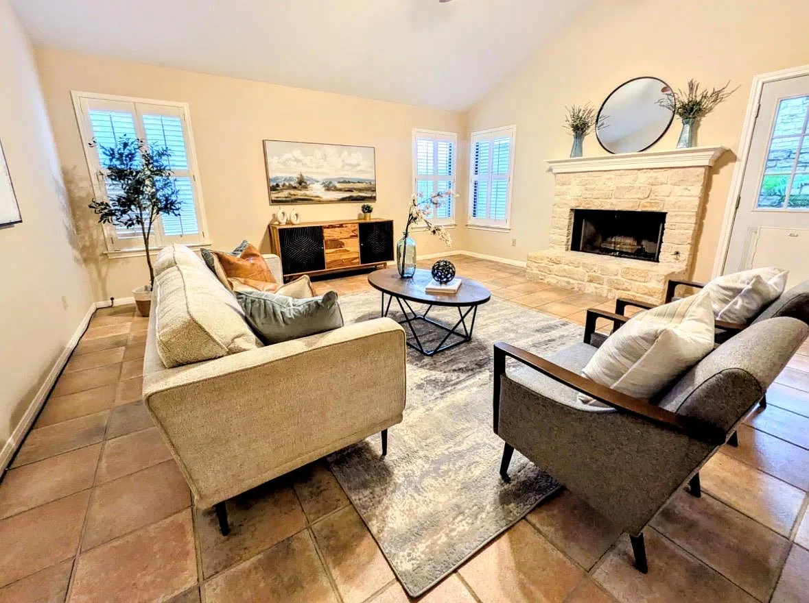 3 bed, 3.0 bath, 2130 sqft, $3,000 — Photo 3
