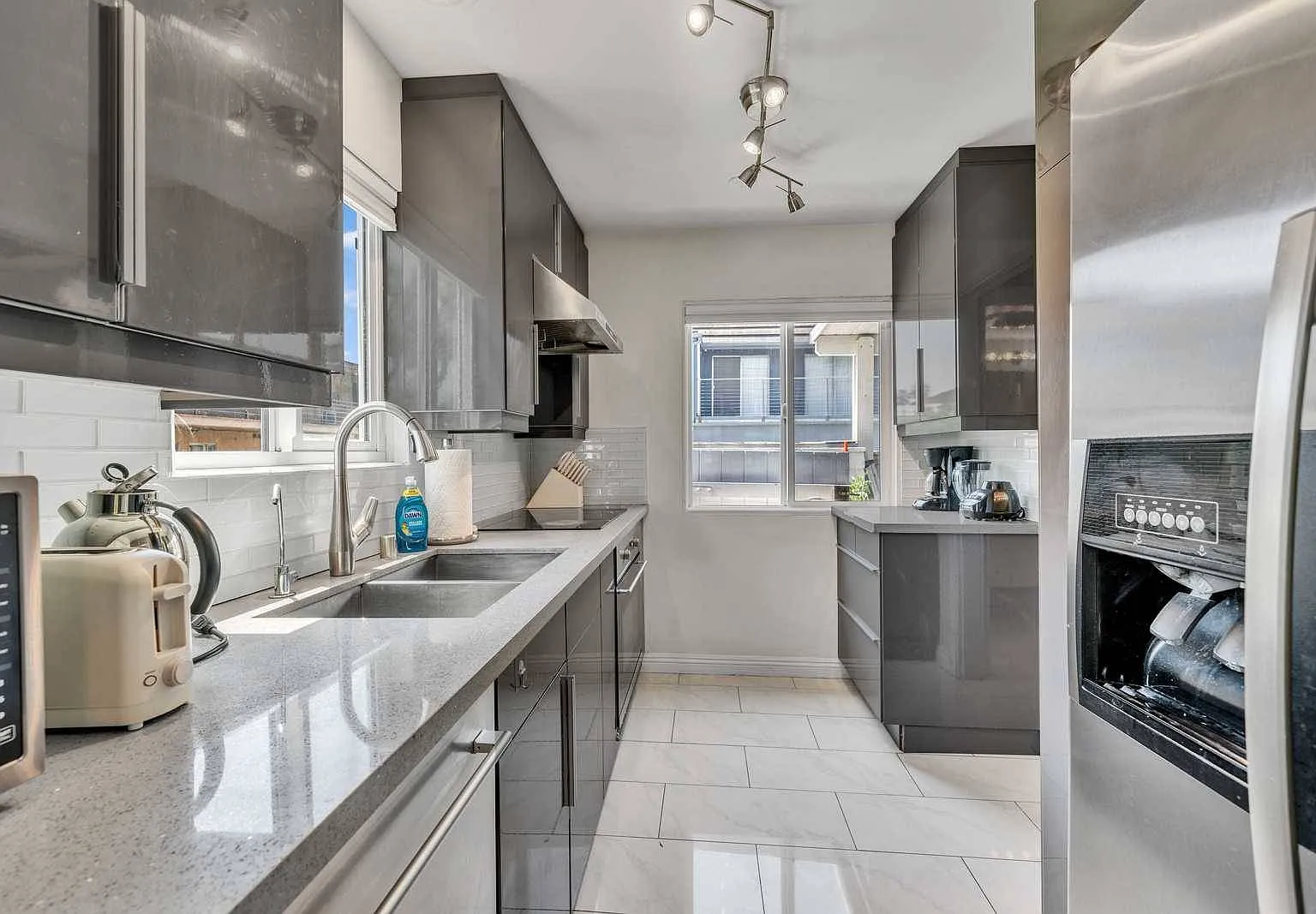 2 bed, 2.5 bath, 1155 sqft, $5,000 — Photo 3