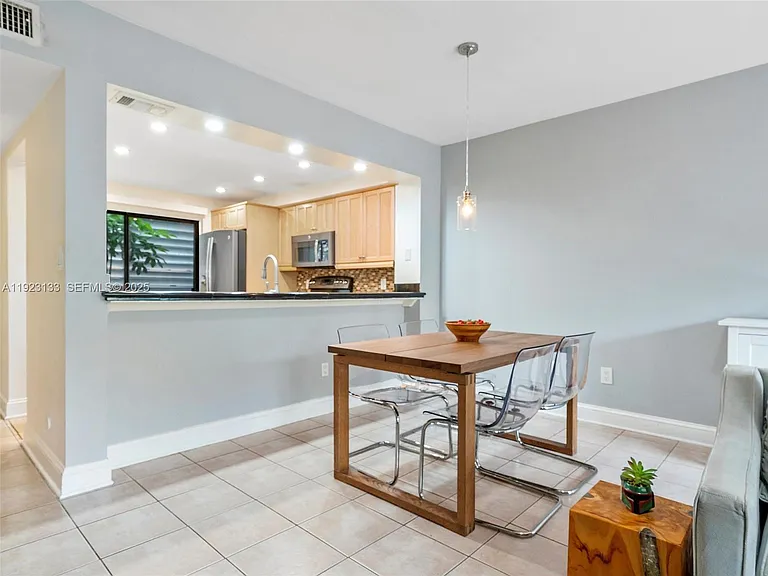 515 NE 38th St #10 — Photo 29