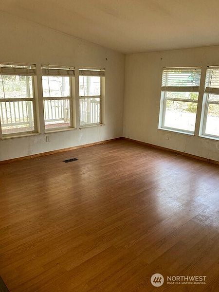 4th image of 301 N Chinook Drive